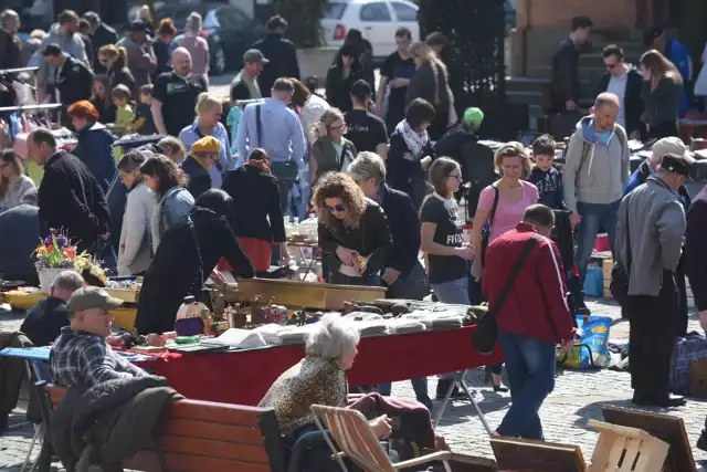 Pierwszy w tym roku pchli targ odbywa się dziś (06.04) na Rynku Nowomiejskim w Toruniu.  Ta cykliczna, organizowana od kilku lat  impreza jest coraz bardziej popularną formą wymiany i sprzedaży używanych przedmiotów, pamiątek, odzieży i innych. Organizowana jest w każdą pierwszą sobotę miesiąca od kwietnia do października. Pchli targ potrwa do godziny 19.Zobacz także:Zamknięty komisariat na RubinkowieToruń za pół ceny. Gdzie promocjeZmiany w kursowaniu autobusów MZK w ToruniuNowosciTorun