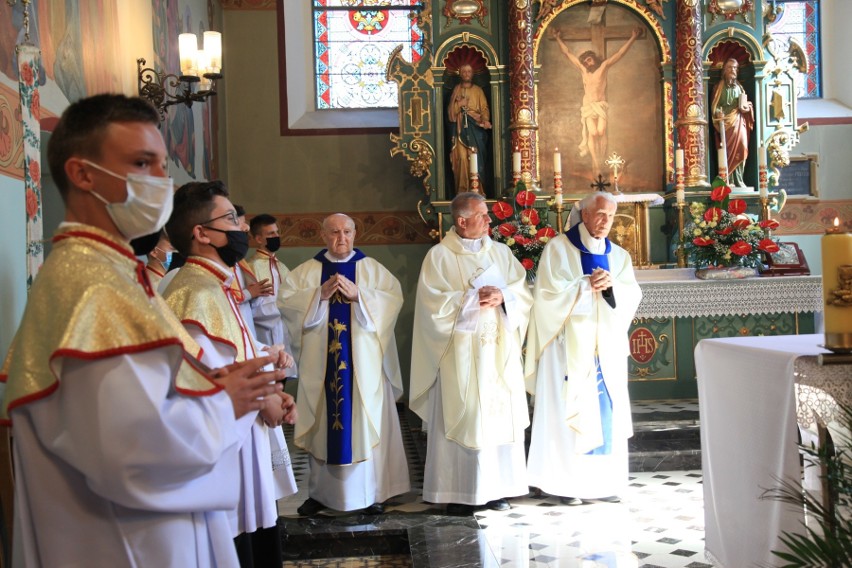 Konsekracja nowego ołtarza i bierzmowanie w parafii pw. Narodzenia Najświętszej Maryi Panny w Albigowej koło Łańcuta [ZDJĘCIA]