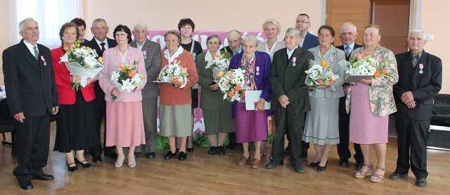Wspólne zdjęcie jubilatów z wójtem gminy Łagów Małgorzatą Orłowską-Masternak. 