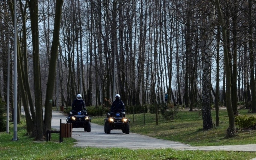 Policjanci na quadach patrolują Szydłowiec. Uwaga, tymi pojazdami mogą wjechać wszędzie, nikt się przed nimi nie ukryje