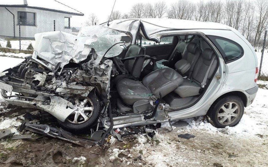 Śmiertelny wypadek w Lipsku. W zderzeniu z cieżarówką zginął 33-letni kierowca renault