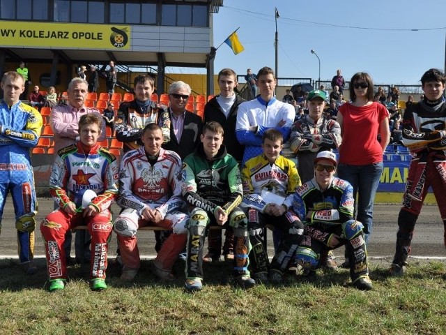 Kolejarz Opole - sezon 2011 W górnym rzędzie (od lewej): Michał Mitko, Andrzej Maroszek (trener), Adam Czechowicz, Jerzy Drozd (prezes), Piotr Czerwiński, Łukasz Bojarski, Kamil Lisoń, Magdalena Kownacka (tłumaczka), Igor Kononow.W dolnym rzędzie (od lewej): Ricky Kling, Marcin Jędrzejewski, Rafał Fleger, Benjamin Barker, Justin Sedgmen.