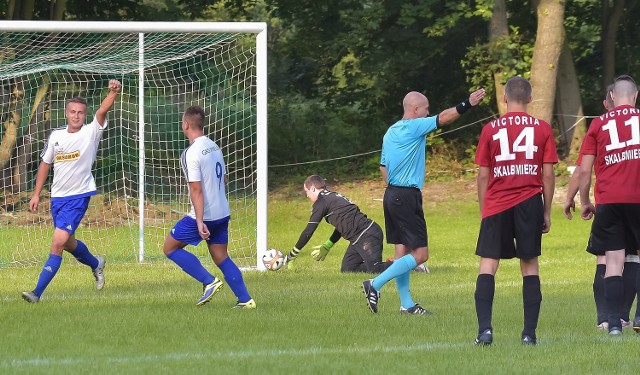 Kamil Woliński (pierwszy z lewej) zdobył trzy bramki dla GKS Imielno, w meczu grupy drugiej klasy B z Victorią 2015 Skalbmierz.