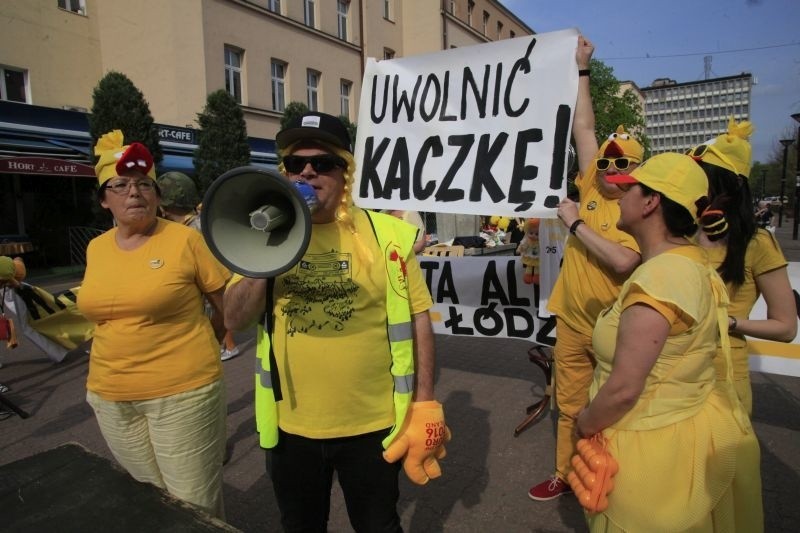 Żółta Alternatywa żąda uwolnienia kaczki! Happening w pasażu Schillera