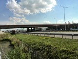 Wrocław: Wypadek na AOW. Auto uderzyło w barierki (ZDJĘCIA)