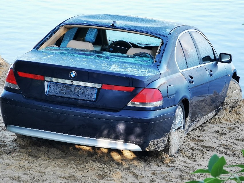 Dlaczego BMW znalazło się w Wiśle? Czy auto zostało przez kogoś zepchnięte? Policja szuka świadków zdarzenia [ZDJĘCIA]