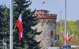 Dzień Flagi w Kazimierzy Wielkiej. Bało-czerwone powiewają w mieście na budynkach szkół, urzędów i balkonach mieszkań. Zobaczcie zdjęcia