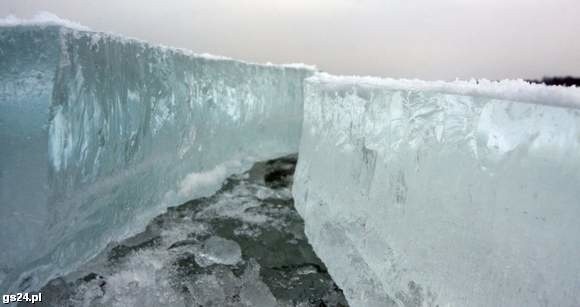 Choć Bałtyk nie zamarzł, to przez zwały lodu i śniegu trudno jest spacerować nad samym brzegiem.