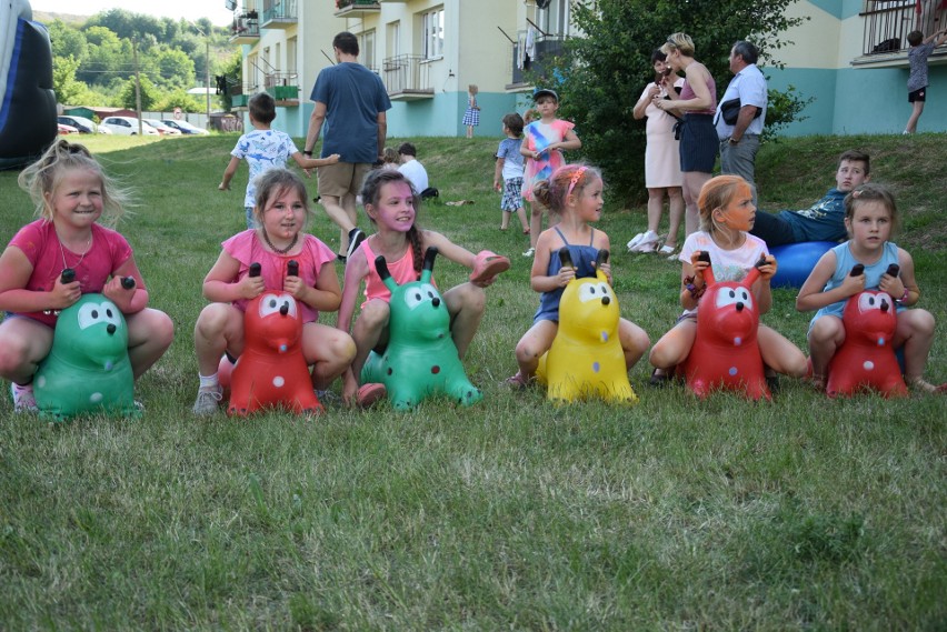 Piknik rodzinny i Festiwal Kolorów na placu przed Domem...