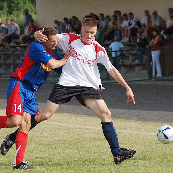 Tomasz Mrugalski (w białej koszulce) w akcji na boisku.