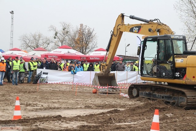 Big Bau Masters, czyli zawody dla operatorów maszyn budowlanych, były jedną z atrakcji imprezy plenerowej pod hasłem „eRobocze Show”. We włocławskim Ośrodku Szkolenia Zawodowego przy  ul. Inowrocławskiej każdy miał szansę sprawdzić, jak działa specjalistyczny sprzęt, obejrzeć pokazy maszyn na placu manewrowym i zwiedzić stoiska firm.Zwycięzcy listopadowego konkursu w kategorii na koparce:1. Arkadiusz Kurzawa2. Tomasz Tulin3. Krystian MorisKonkurencja na koparko ładowarce:1. Michał Mazurek2. Krystian Moris3. Adam KaczorKonkurencja na ładowarce:1. Michał Mazurek2. Paweł Pietrzak3. Marian Niesłańczyk