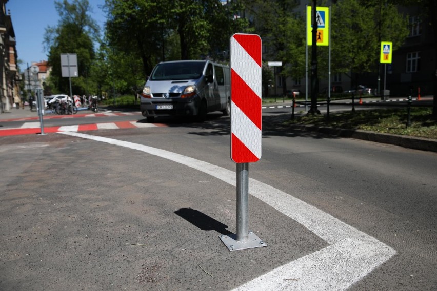 Kraków. Likwidują miejsca parkingowe na ulicach w centrum. Mieszkańcy są oburzeni [ZDJĘCIA]