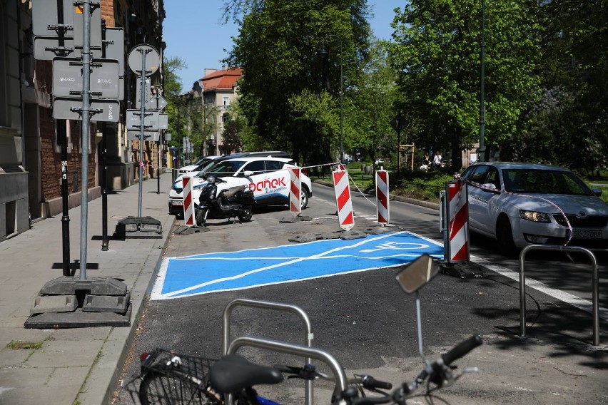 Kraków. Likwidują miejsca parkingowe na ulicach w centrum. Mieszkańcy są oburzeni [ZDJĘCIA]