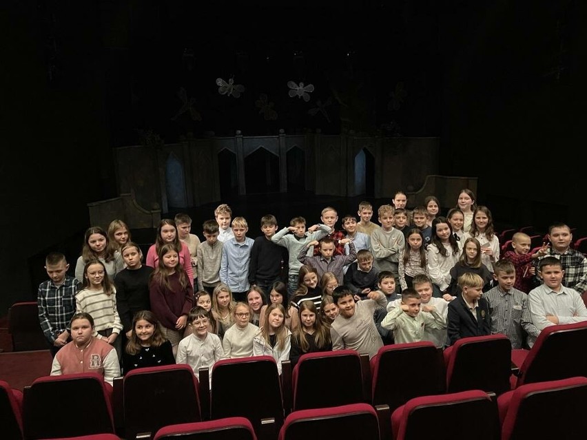 Uczniowie z Klwowa mieli okazję obejrzeć spektakl teatralny...