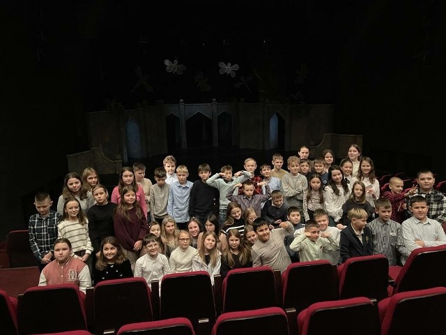 Uczniowie z Klwowa mieli okazję obejrzeć spektakl teatralny w Radomiu.