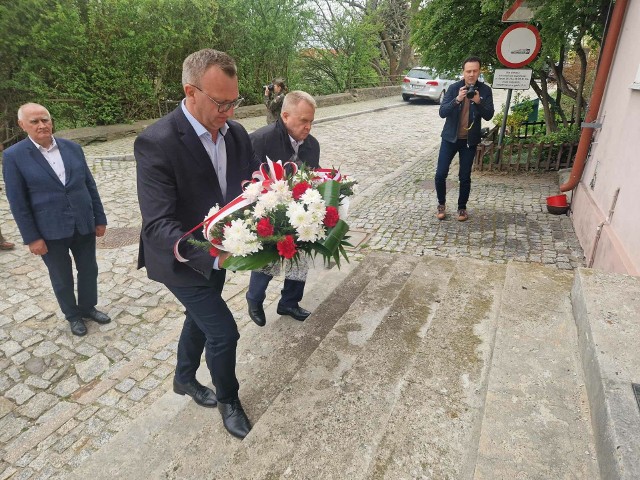 Przy tablicy upamiętniającej śp. Piotra Nurowskiego, sandomierzanina, prezesa Polskiego Komitetu Olimpijskiego, który zginął w katastrofie smoleńskiej, w środę 10 kwietnia odbyła się symboliczna uroczystość upamiętniająca tragiczną katastrofę smoleńską sprzed 14 lat.