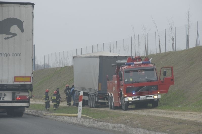 Piwo na autostradzie! Ciężarówka wpadła do rowu. Zablokowana A2 w kierunku Warszawy [FILM]
