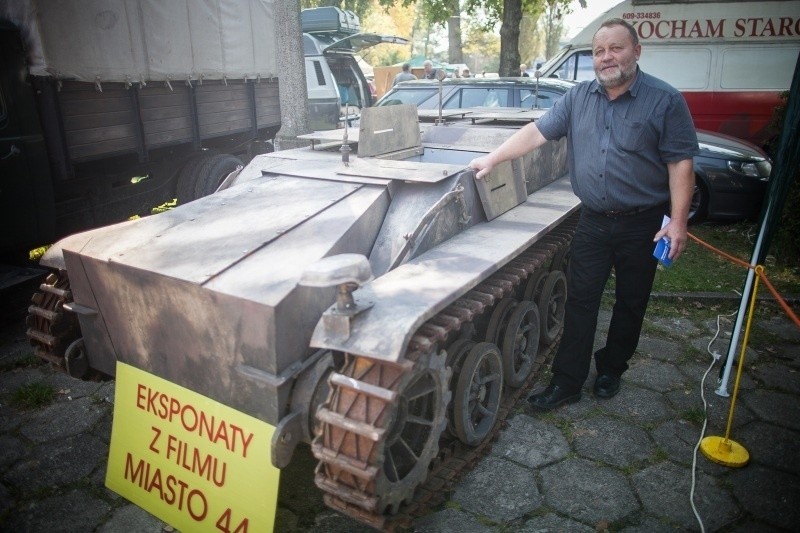 Moto Weteran Bazar przy ul. św. Teresy. Czołg z filmu Miasto 44 [zdjęcia]