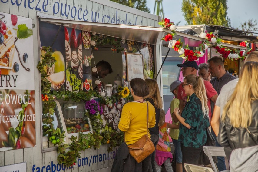 Festiwal Smaków Food Trucków i Ostrołęcki Festiwal Browarów Kraftowych. 21-23.08.2020 na plaży miejskiej. Zdjęcia