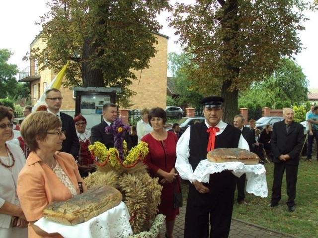 Okazały wieniec dożynkowy przygotowali mieszkańcy Piaseczna.