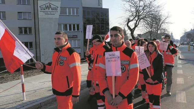 W marcu ratownicy medyczni protestowali pod starostwem. Teraz stracili cierpliwość i pozwali szpital