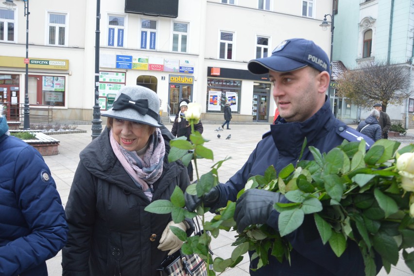 Tarnów. Kampania "Biała wstążka" wyszła na ulice. Rozmowy z mieszkańcami [ZDJĘCIA]