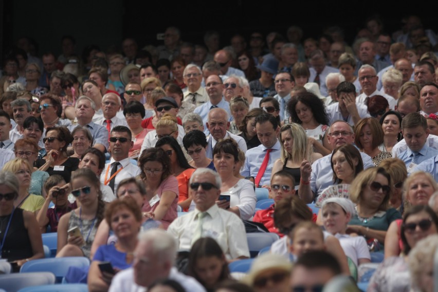 Kongres Świadków Jehowy na Stadionie Śląskim. Dzień 1. Wierni w Chorzowie przez trzy dni będą brać udział w spotkaniach ZDJĘCIA