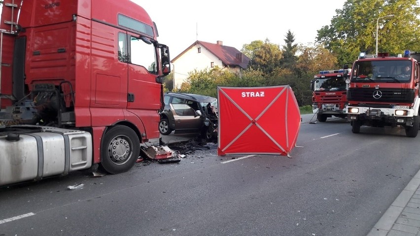 Czołowe zderzenie z TIR-em. W wypadku na ul. Rokicińskiej zginęła młoda kobieta