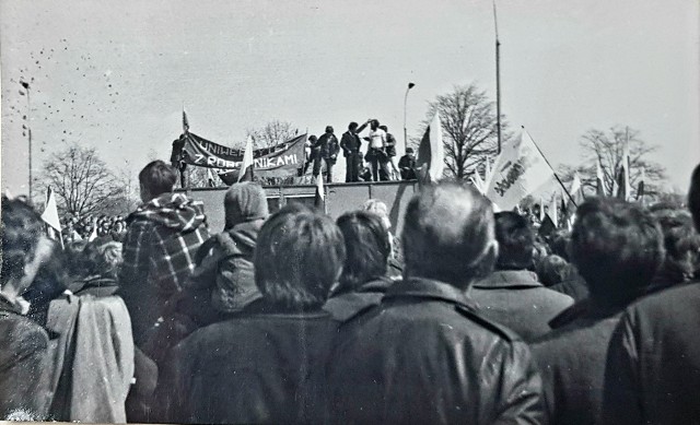 Wprowadzenie stanu wojennego 13 grudnia 1981 roku spowodowało masowe protesty w różnych częściach kraju. Na transparencie z tego wydarzenia można przeczytać: "Uniwersytet z robotnikami".
