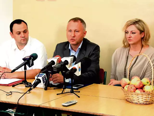 Jacek Żelasko (od lewej), Ludomir Handzel i Katarzyna Biedroń ujawnili się jako inicjatorzy akcji, po naciskach internautów. Tworząc stronę na Facebooku chcieli pozostać anonimowi