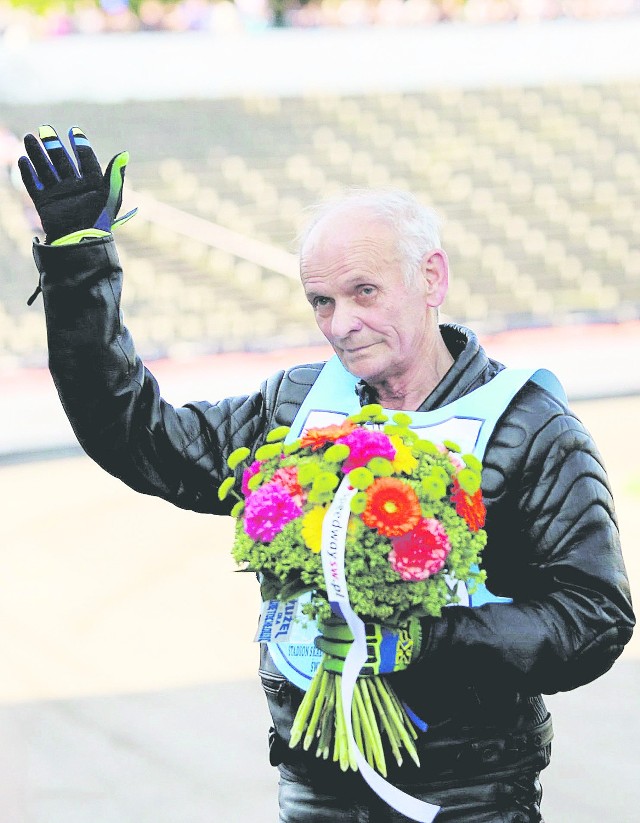Paweł Waloszek urodził się 28.04.1938 r. w Świętochłowicach. Karierę sportową rozpoczął w wieku 16 lat w klubie Śląsk Świętochłowice, z którym zdobył trzykrotnie wicemistrzostwo Polski (1969, 1970, 1973). Największy sukces w karierze odniósł w 1970 r. we Wrocławiu, zdobywając tytuł indywidualnego wicemistrza świata. W 1962 r. w Slanach w Czechosłowacji zdobył brązowy medal drużynowych mistrzostw świata. W latach 1956-1977 był członkiem kadry narodowej.