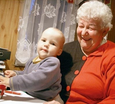 Wnuczek Alanek to oczko w głowie Heleny Ząbek. Gdy sołtyska przygotowuje dokumenty zawsze siedzi jej na kolanach i bawi się.