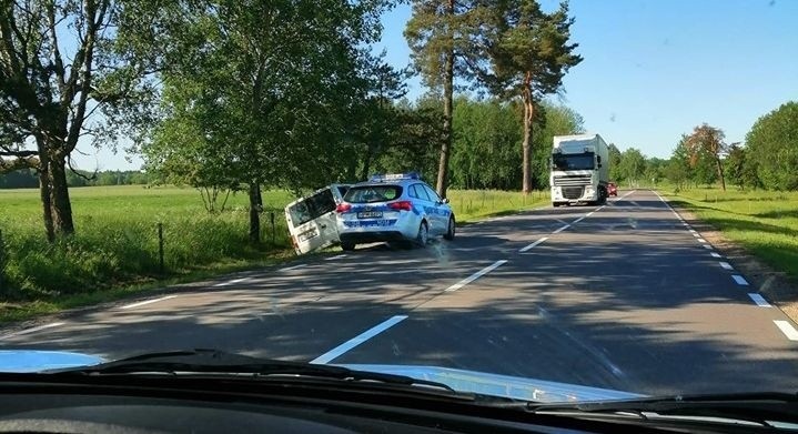 Bielsk Podlaski - Dobromil. Wypadek busa na DK 19. Kobieta z dzieckiem trafili do szpitala [ZDJĘCIA]