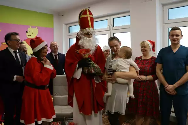 Święty Mikołaj we włoszczowskim szpitalu. Więcej na następnych zdjęciach >>>