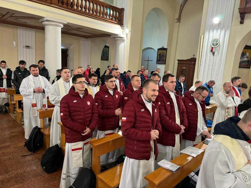 Reprezentacja Polski Księży w półfinale mistrzostw Europy w piłce nożnej halowej w Albanii. Są kapłani z diecezji kieleckiej i z Sandomierza