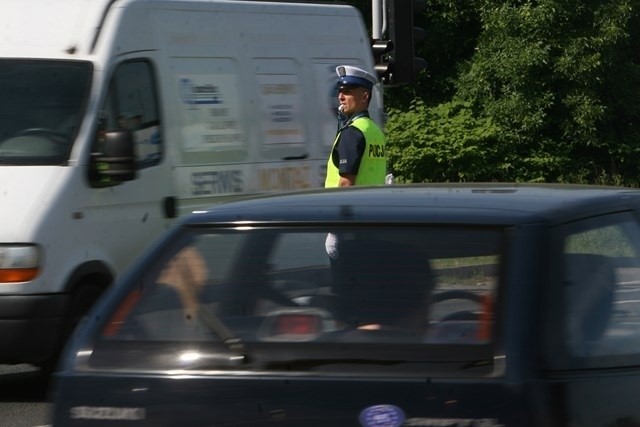 Policjanci tańczą na skrzyżowaniu - Konkurs Policjant Ruchu...