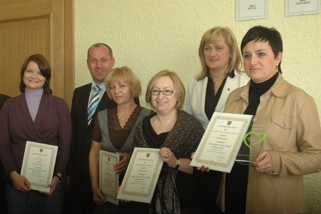 Szefowe zwycięskich aptek dostały nagrody i gratulacje od starosty Anny Brok i Grzegorza Aryża z zarządu powiatu.