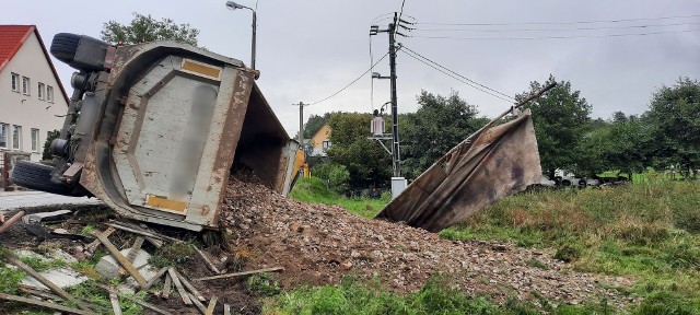 Dziś (piątek) po południu do groźnego zdarzenia doszło w Niezabyszewie. Na łuku drogi kierowca pojazdu ciężarowego wypadł z zakrętu.