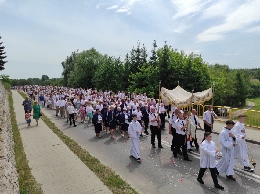 W Jastrzębiu tłum wiernych uczestniczył w procesji z okazji uroczystości Bożego Ciała. Zobacz zdjęcia