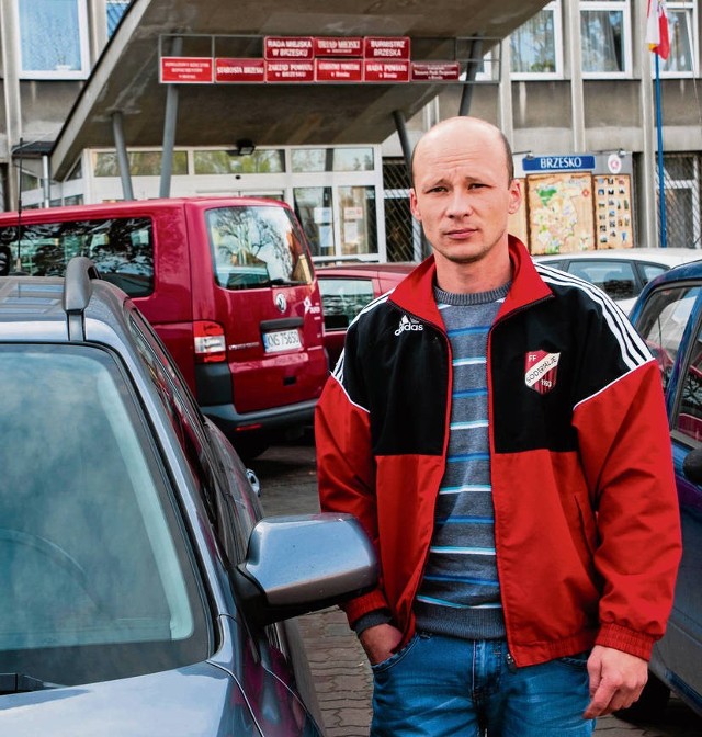 Dawid Nieć zawsze płaci za parking przed Urzędem Miasta w Brzesku, ale uważa, że postój w tym miejscu powinien być bezpłatny. W starciu magistratu ze starostwem kibicuje temu drugiemu