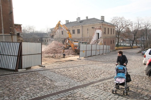 Na ul. Zamkowej remont rozpoczął się w listopadzie ubiegłego roku, ale koncepcja co ma być w środku powstaje dopiero teraz.