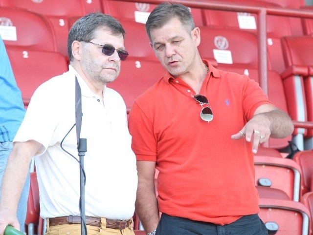 Prezes Korony Kielce Tomasz Chojnowski (z lewej) i dyrektor sportowy Andrzej Kobylański wyjeżdżali z Łodzi bardzo niezadowoleni.