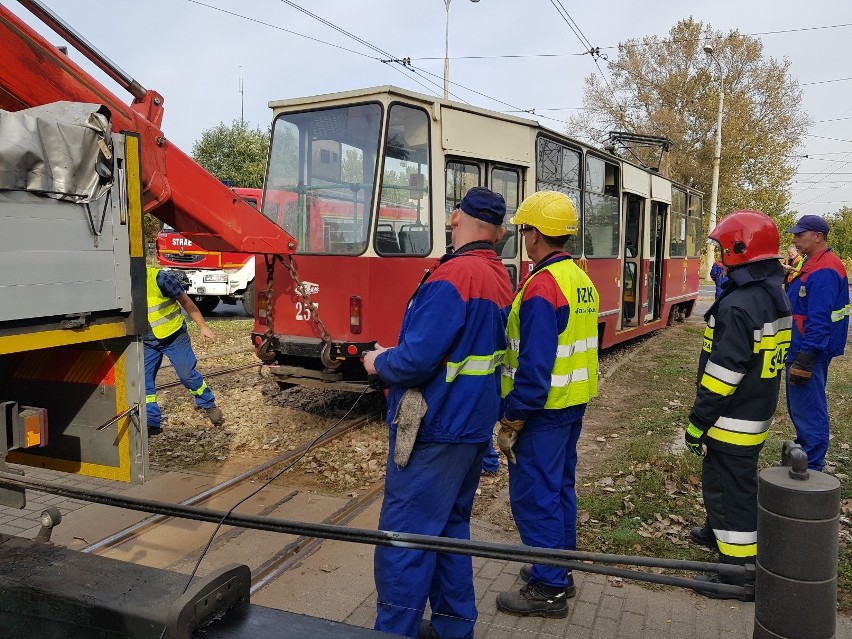 Wykolejony tramwaj po zderzeniu z autobusem na ulicy Wschodniej. Są ranni