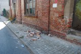 Tragedia wisi na włosku. Cegły i deski z domu przy ul. Łokietka w Koronowie lecą na chodnik [zdjęcia]
