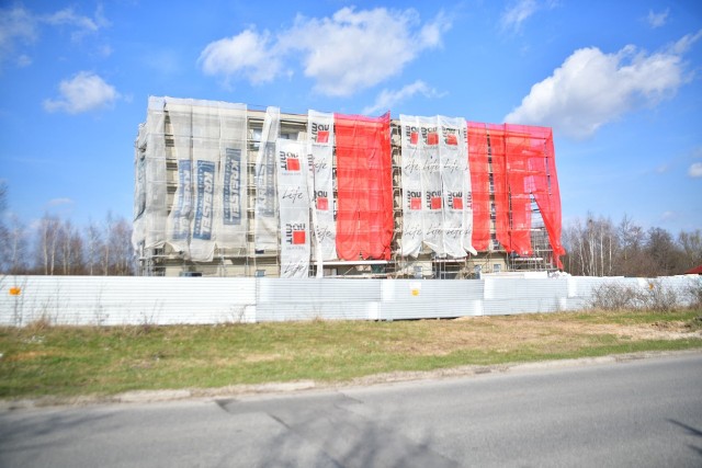 Na ulicy Warsztatowej w Radomiu na ukończeniu jest budowa pierwszego bloku mieszkalnego na miniosiedlu Moje Południe. Deweloper zapowiada budowę w sąsiedztwie dwóch kolejnych bloków. Na kolejnych slajdach zdjęcia z budowy i wizualizacje >>>