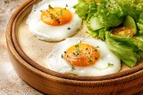 Najzdrowsze i najsmaczniejsze jajka. Które są lepsze – sadzone czy jajecznica? Przyrządź je w ten sposób, aby wydobyć z nich cenne wartości