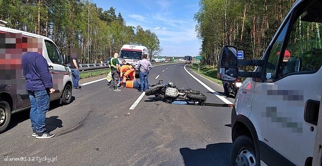 Do wypadku na DK1 doszło przed godziną 14. na pasie w stronę Katowic. Na miejscu, jak donoszą internauci, jest karetka pogotowia. Lądował też śmigłowiec LPR.