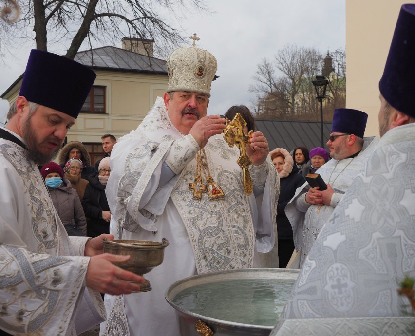 Prawosławni świętowali Epifanię. Tradycyjnie święcenie wody przy katedrze na ul. Ruskiej w Lublinie     