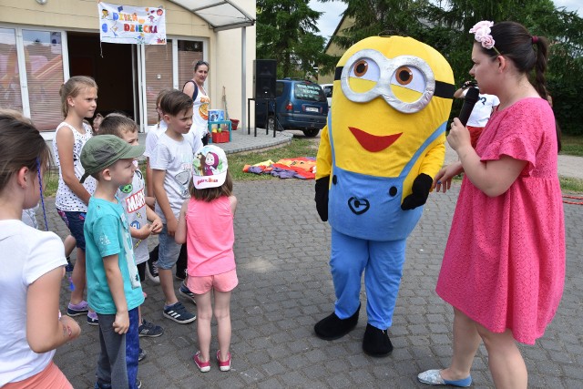 W większości gmin powiatu nakielskiego imprezy z okazji Dnia Dziecka trwać będą od piątku do niedzieli. Inaczej w Sadkach. Tu dzieci zaproszono  wcześniej  na piknik rodzinny z okazji zbliżającego się Dnia Dziecka. Atrakcje na milusińskich  czekały na boisku sportowym w Sadkach. Poszaleć można było na dmuchanych zjeżdżalniach i wykazać się inwencją w kąciku kreatywnym. Ciekawość budziły zwierzęta przywiezione z Bielaw przez Andrzeja Andrzejewskiego m.in. rzadkie odmiany kur, mini świnki angielskie, które na widok dzieci machały ogonkami jak pieski, królik, agama brodata... Uczestników pikniku odwiedzili też strażacy OSP z Sadek i Jadwiżyna.