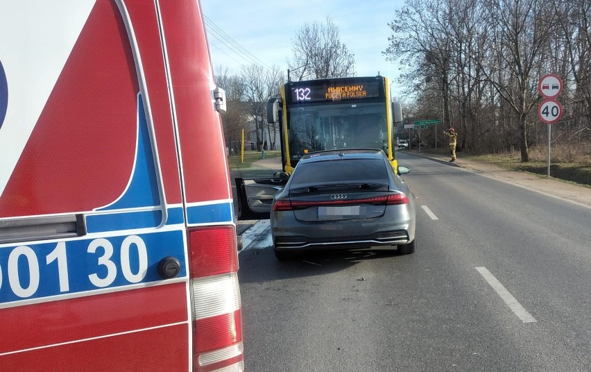 Wypadek na zachodzie Wrocławia. Samochód osobowy zderzył się z autobusem. Kobieta zasłabła za kierownicą